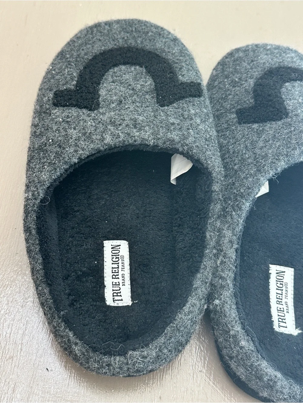 True Religion Mens Slippers Size M 9-10 Gray Felt Horseshoe Logo House Shoes